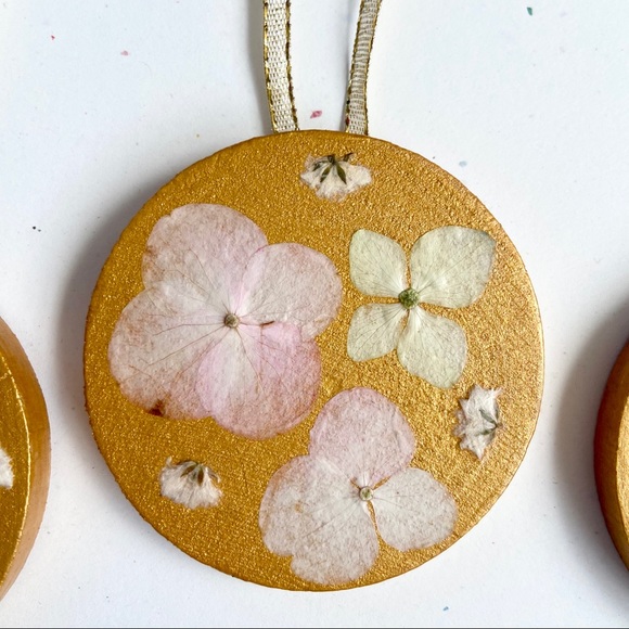 Pressed Flower Wooden Christmas Ornament Gold - Picture 4 of 8